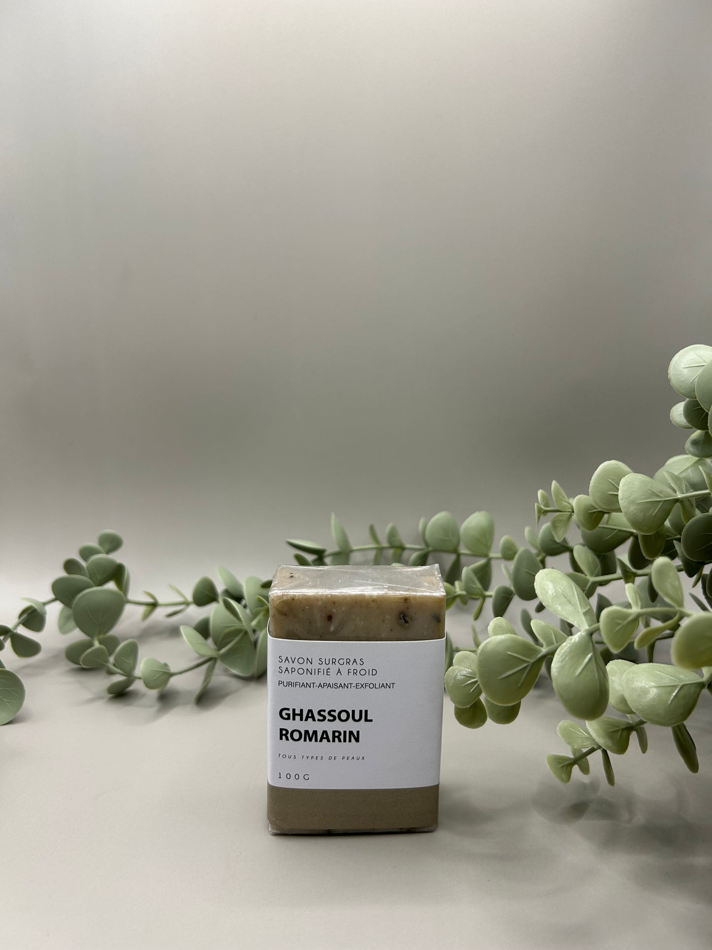 Savon Artisanal Ghassoul & Romarin – Saponifié à Froid | Purifiant, Exfoliant & Apaisant – 100g | NIYA TIJARA