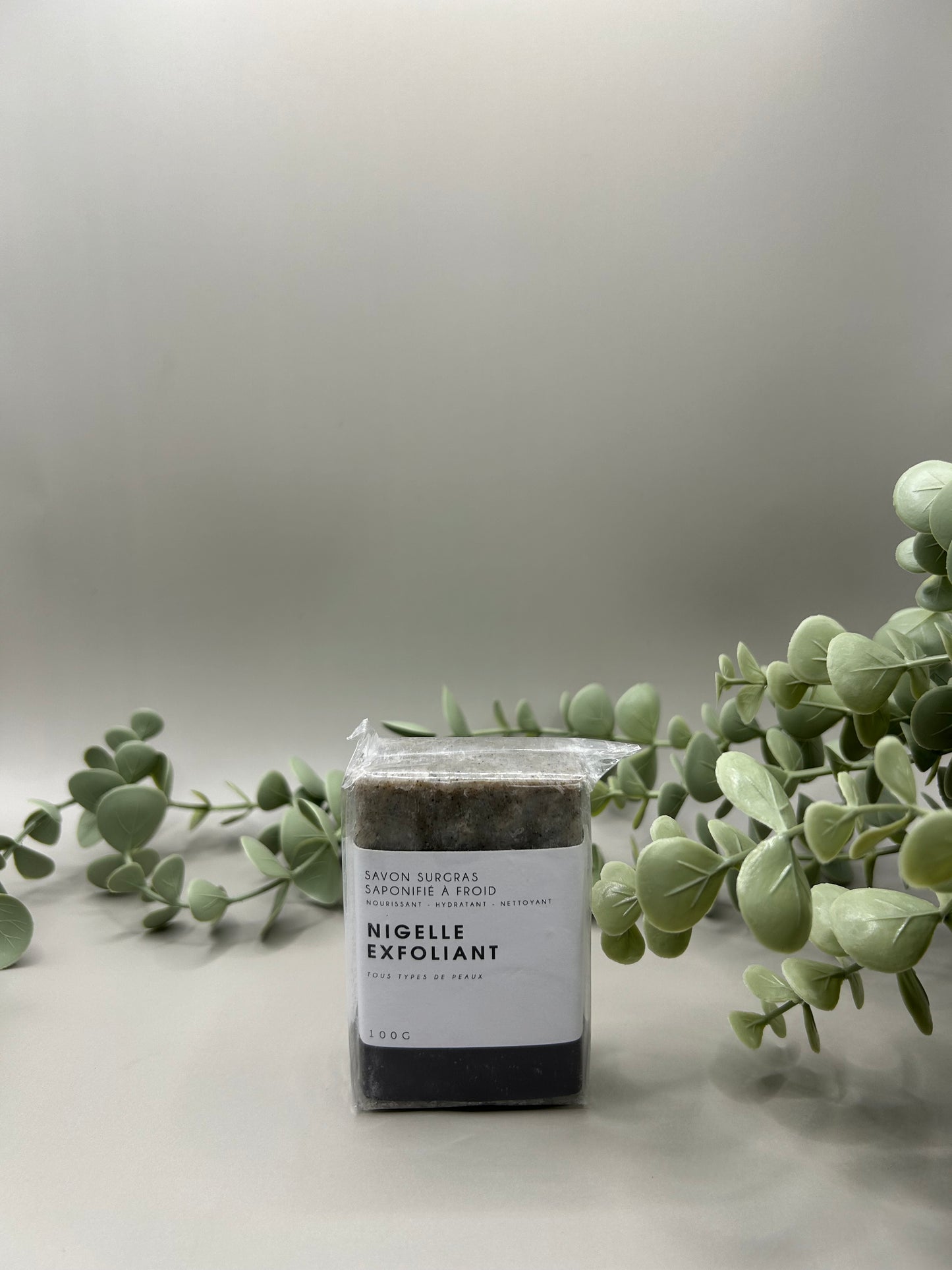 Savon Artisanal à la Nigelle – Exfoliant, Nourrissant & Hydratant – 100g | NIYA TIJARA